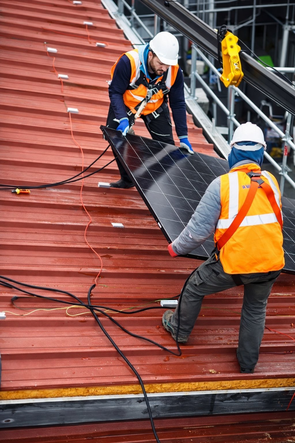 Équipe MENDES SOLAR en pose de modules photovoltaïques sur toiture bac acier - chantier BOC 80 kWc