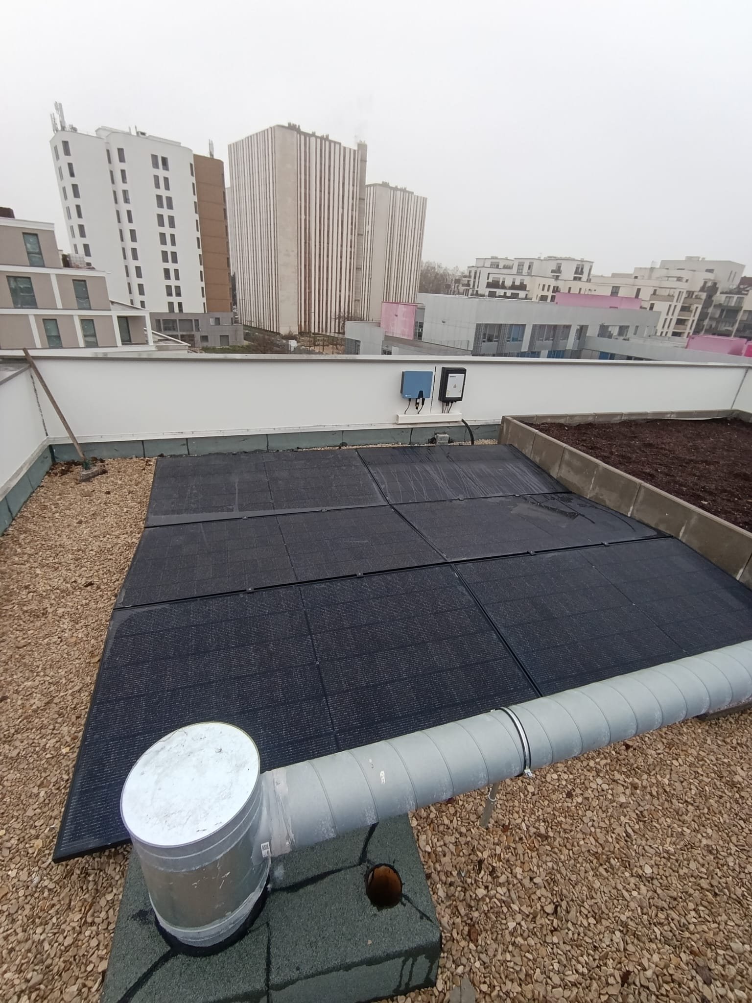 Centrale photovoltaïque NEXITY 12 kWc - système lesté sur toiture-terrasse de bâtiment collectif