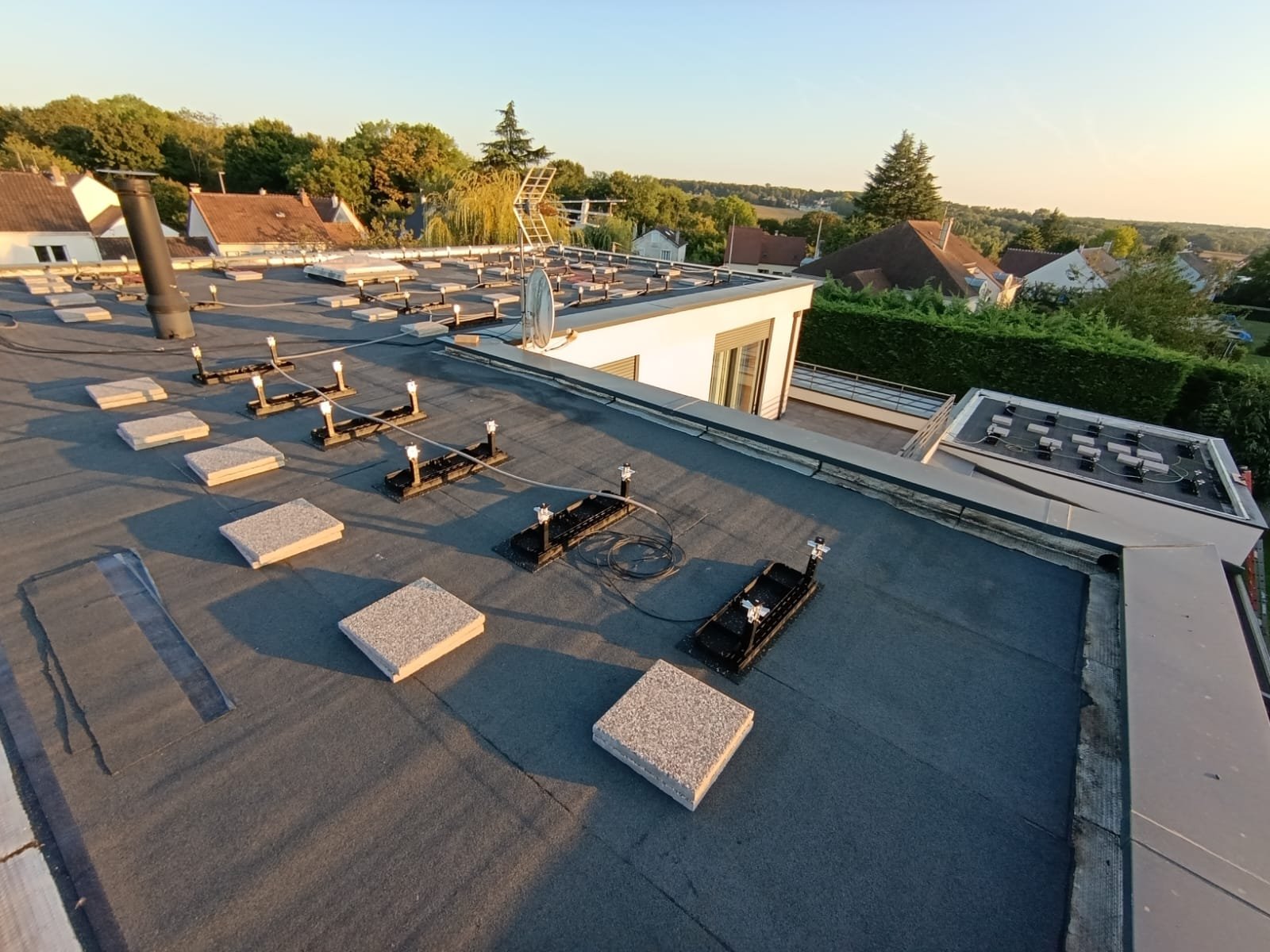 Installation photovoltaïque résidentielle premium SCI LILY 16 kWc avec stockage 15 kWh sur villa d'architecte