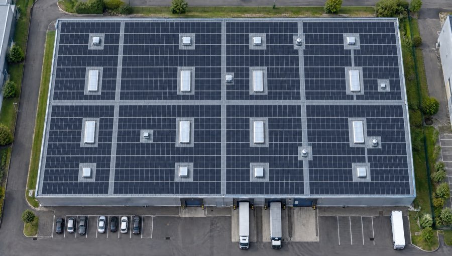 Toiture d'entrepôt couverte de panneaux photovoltaïques