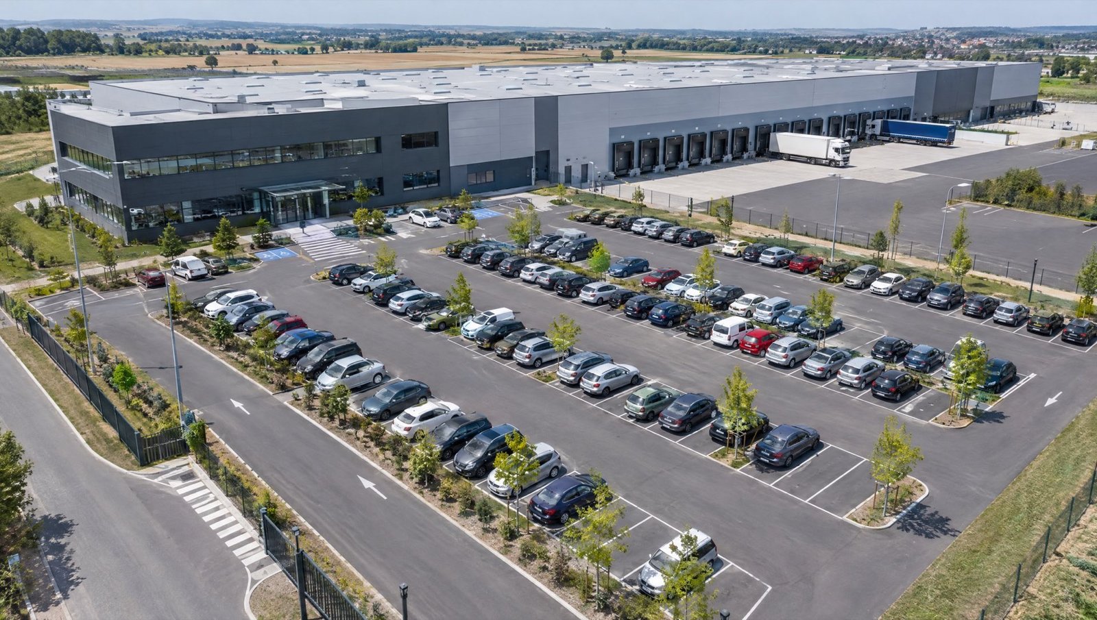 Parking d'entrepôt logistique sans ombrage