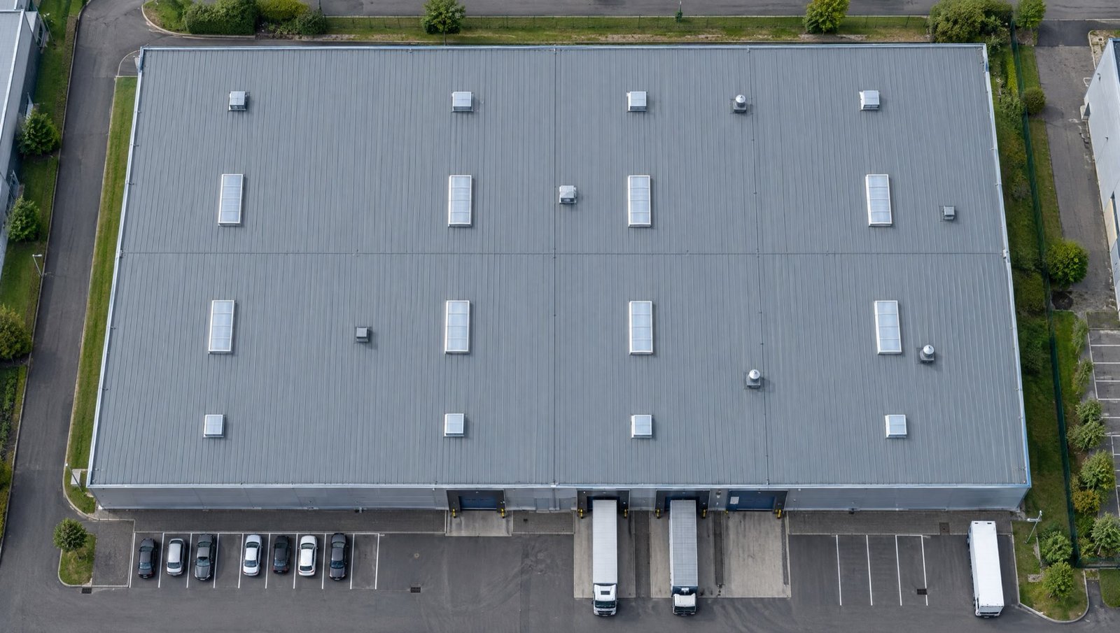 Toiture d'entrepôt en bac acier, vide