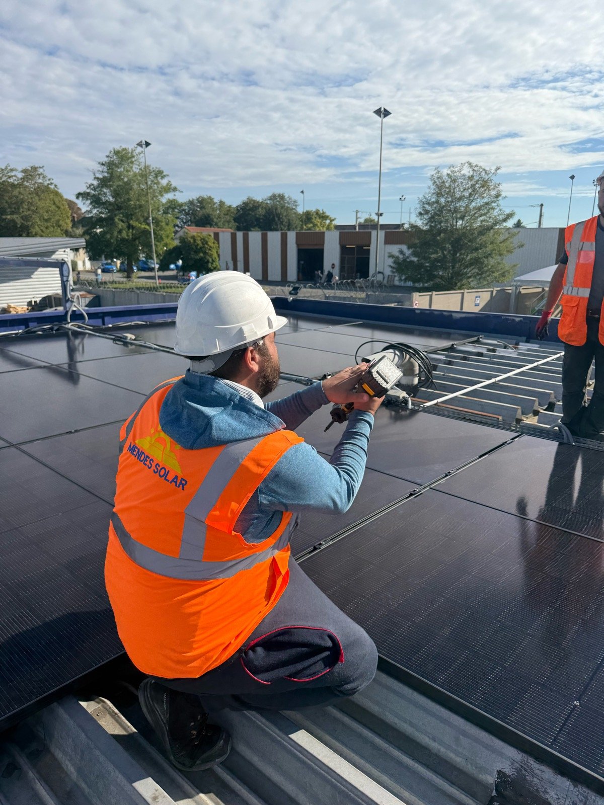 Technicien MENDES SOLAR pendant la pose des modules sur la station de Meaux
