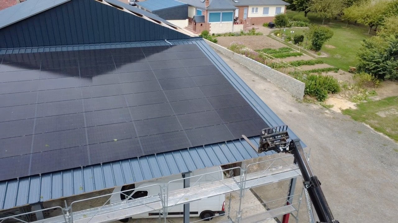 Modules full black sur la toiture en bac acier du hangar