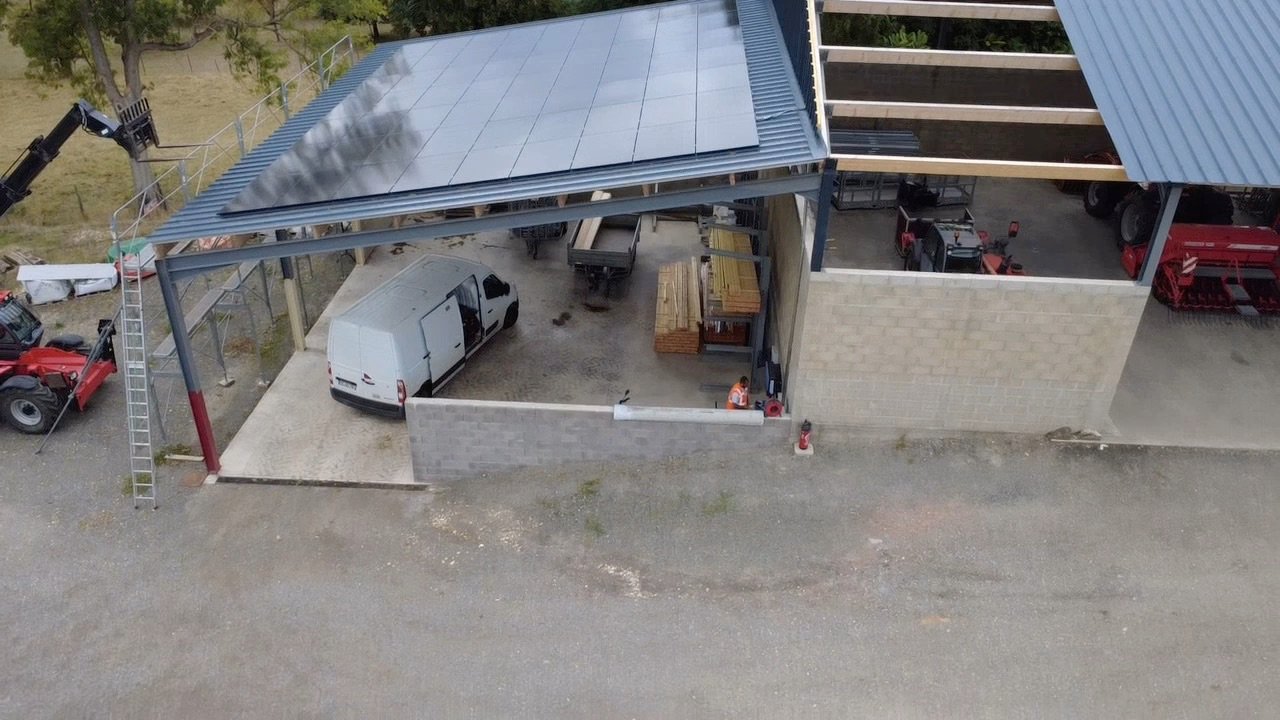 Vue d'ensemble du hangar de l'entreprise Sauvage et de sa centrale de 36 kWc, La Neuville-Saint-Pierre (Oise)